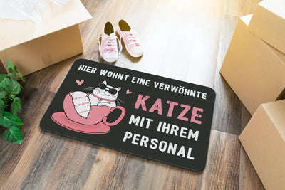 Bild: Fußmatte - Hier wohnt eine verwöhnte Katze mit Ihrem Personal Geschenkidee