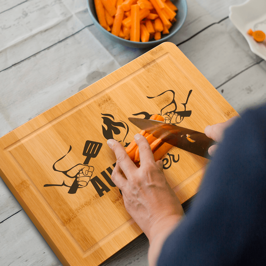 Bambus Schneidebrett „Auftragsgriller“ – Geschenk für Grillmeister –  Tassenbrennerei