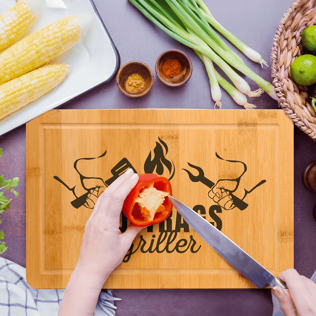 Bambus Schneidebrett „Auftragsgriller“ – Geschenk für Grillmeister –  Tassenbrennerei