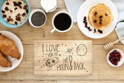 Bild: Frühstücksbrettchen - I love you to the moon & back Geschenkidee