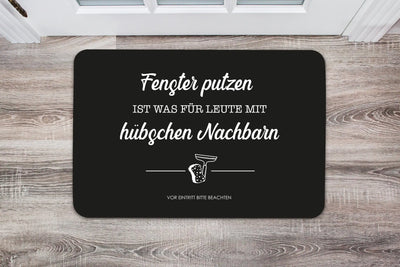 Bild: Fußmatte - Fenster putzen ist was für Leute mit hübschen Nachbarn. Geschenkidee