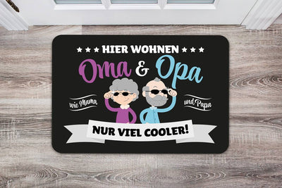 Fußmatte - Hier wohnen Oma & Opa, wie Mama und Papa, nur viel cooler!