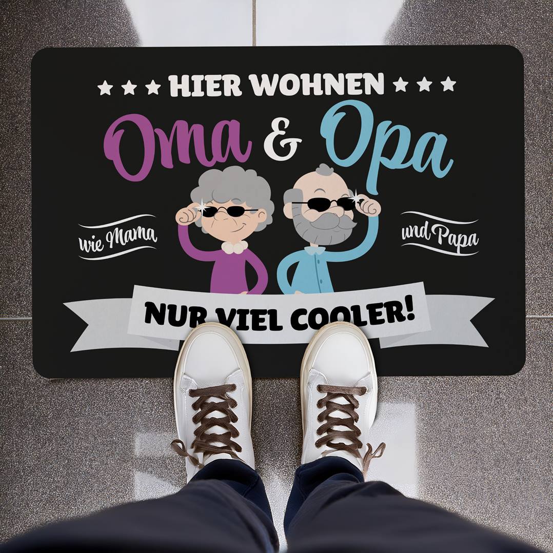 Fußmatte - Hier wohnen Oma & Opa, wie Mama und Papa, nur viel cooler!