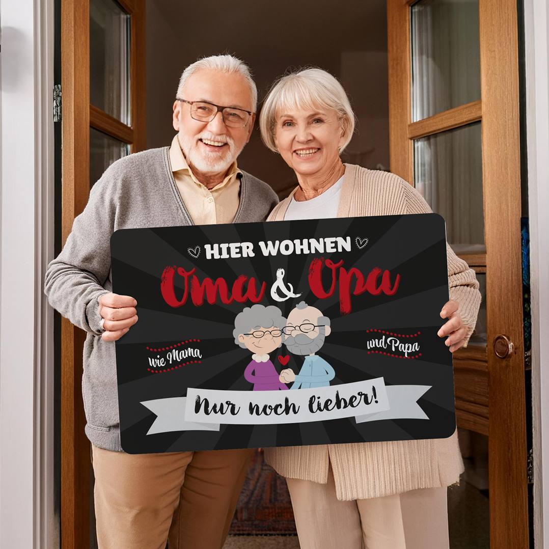 Fußmatte - Hier wohnen Oma & Opa, wie Mama und Papa, nur viel lieber! (rot)