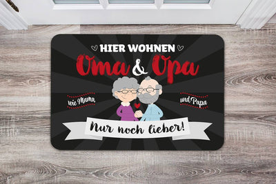 Fußmatte - Hier wohnen Oma & Opa, wie Mama und Papa, nur viel lieber! (rot)