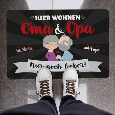 Fußmatte - Hier wohnen Oma & Opa, wie Mama und Papa, nur viel lieber! (rot)