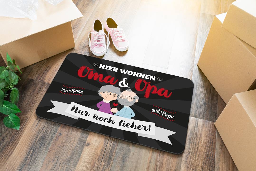 Fußmatte - Hier wohnen Oma & Opa, wie Mama und Papa, nur viel lieber! (rot)