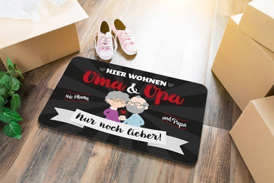 Fußmatte - Hier wohnen Oma & Opa, wie Mama und Papa, nur viel lieber! (rot)