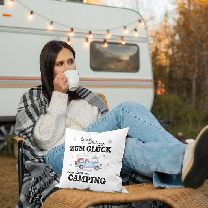 Kissen „Es gibt viele Wege zum Glück, Camping“ – Geschenk für Camper –  Tassenbrennerei