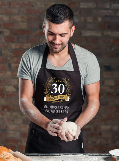 Bild: Kochschürze - Mal knackt es hier, mal knackt es da - Zahl - knackige Jahre (runder Geburtstag) Geschenkidee