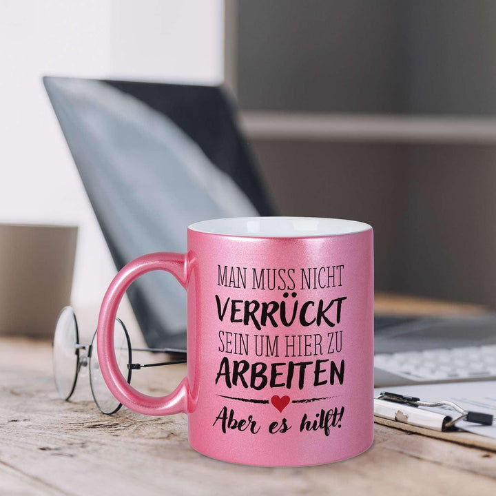 Lustige Metallic-Tasse: „Man muss nicht verrückt sein…“ – Büro Kaffeetasse – Tassenbrennerei