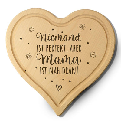 Schneidebrett - Niemand ist perfekt, aber Mama ist nah dran! - Herzform