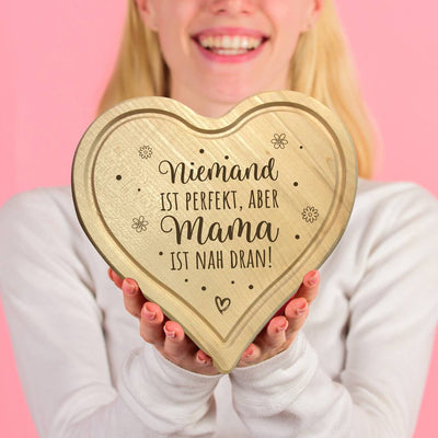 Schneidebrett - Niemand ist perfekt, aber Mama ist nah dran! - Herzform