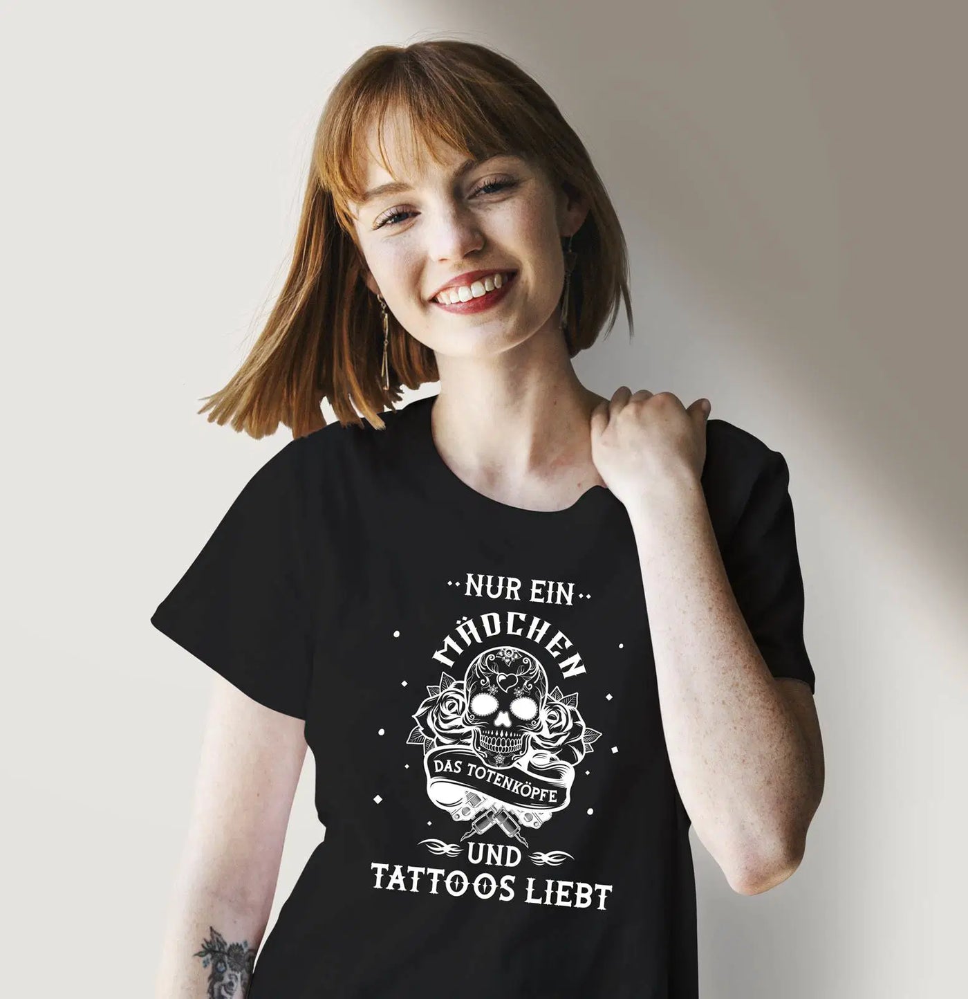 Bild: T-Shirt Damen - Nur ein Mädchen das Totenköpfe und Tattoos liebt Geschenkidee