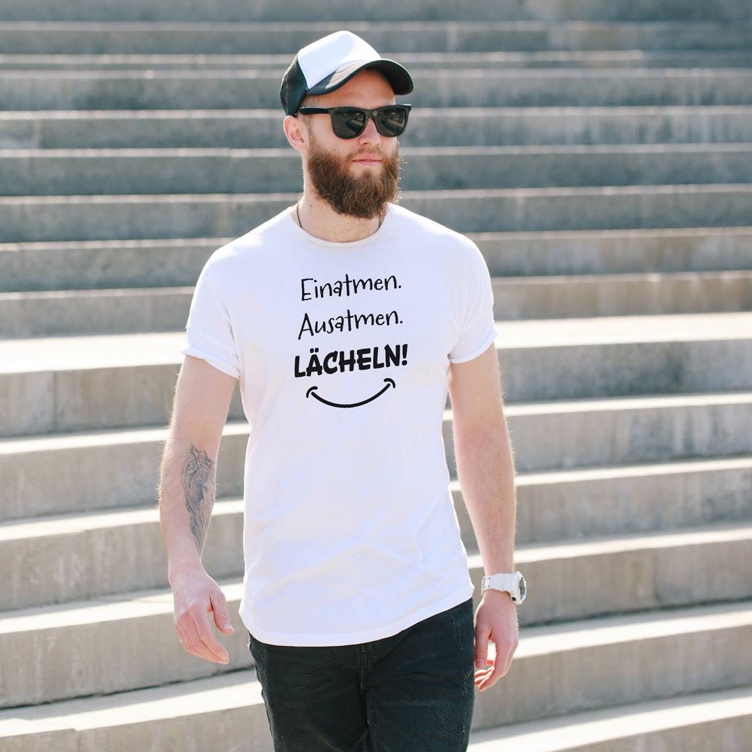 T-Shirt Herren - Einatmen. Ausatmen. Lächeln!