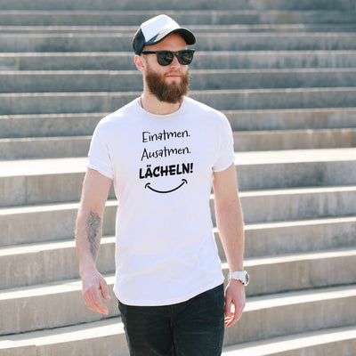 T-Shirt Herren - Einatmen. Ausatmen. Lächeln!