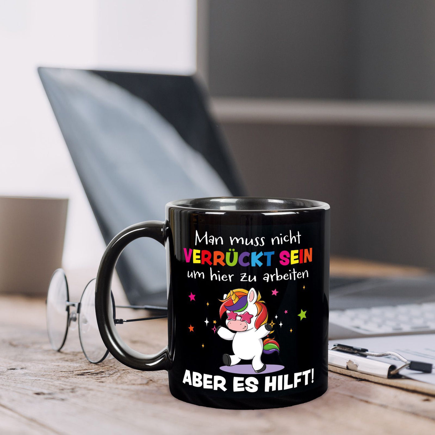 Büro Einhorn Tasse - Man muss nicht verrückt sein um hier zu arbeiten. Aber es hilft! - BL