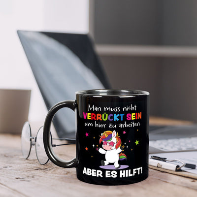 Büro Einhorn Tasse - Man muss nicht verrückt sein um hier zu arbeiten. Aber es hilft! - BL
