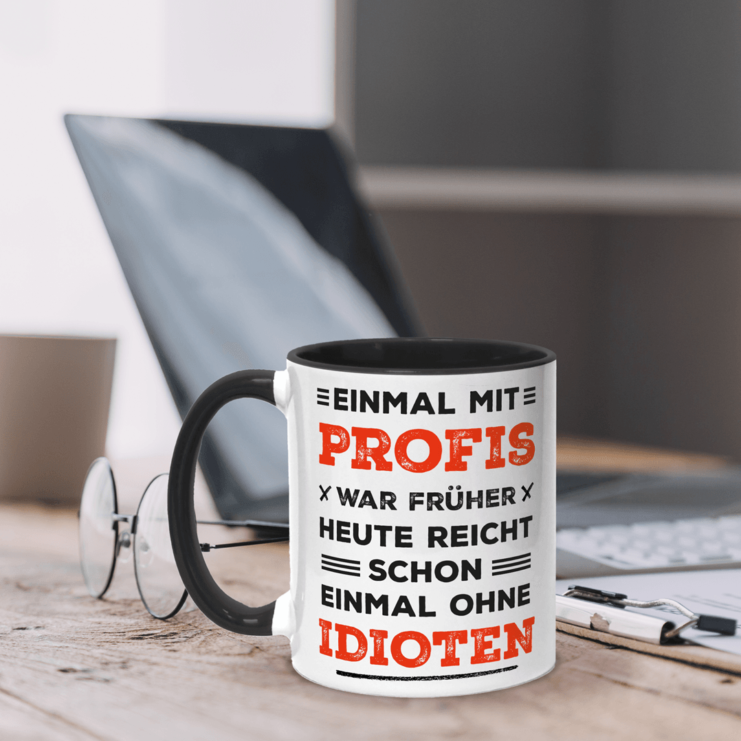 Tasse „Einmal mit Profis…“ – Lustiges Geschenk für Kollegen & Freunde – Tassenbrennerei