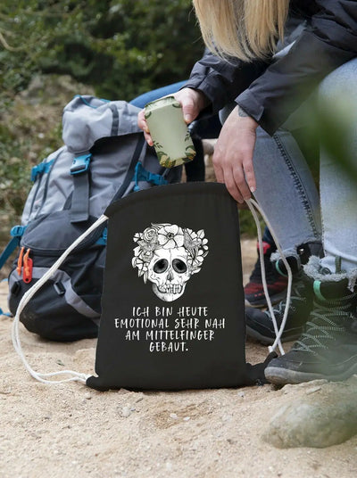 Bild: Turnbeutel - Ich bin heute emotional sehr nah am Mittelfinger gebaut. - Totenkopf Geschenkidee