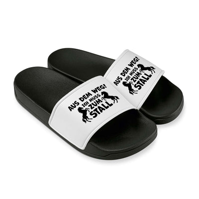 Badeschuhe - Aus dem Weg! Ich muss zum Stall