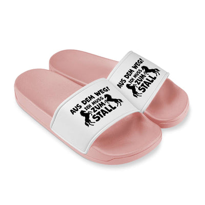 Badeschuhe - Aus dem Weg! Ich muss zum Stall