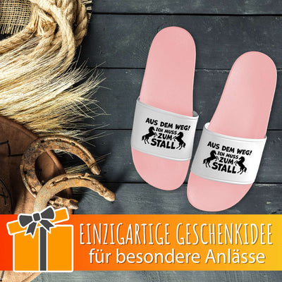 Badeschuhe - Aus dem Weg! Ich muss zum Stall