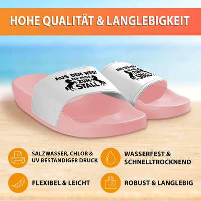 Badeschuhe - Aus dem Weg! Ich muss zum Stall