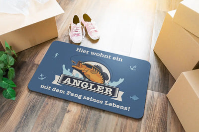 Bild: Fußmatte - Hier wohnt ein Angler mit dem Fang seines Lebens Geschenkidee