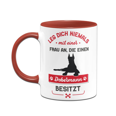 Bild: Tasse - Leg dich niemals mit einer Frau an, die einen Dobermann besitzt Geschenkidee