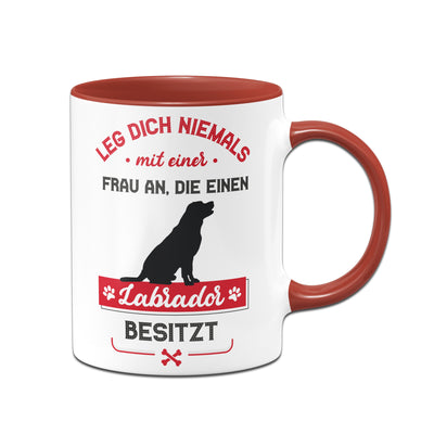 Bild: Tasse - Leg dich niemals mit einer Frau an, die einen Labrador besitzt Geschenkidee