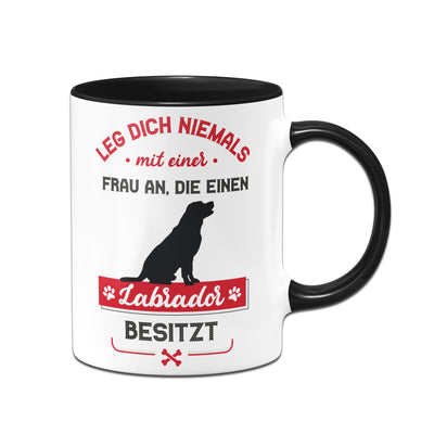 Bild: Tasse - Leg dich niemals mit einer Frau an, die einen Labrador besitzt Geschenkidee