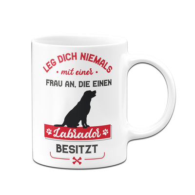 Bild: Tasse - Leg dich niemals mit einer Frau an, die einen Labrador besitzt Geschenkidee