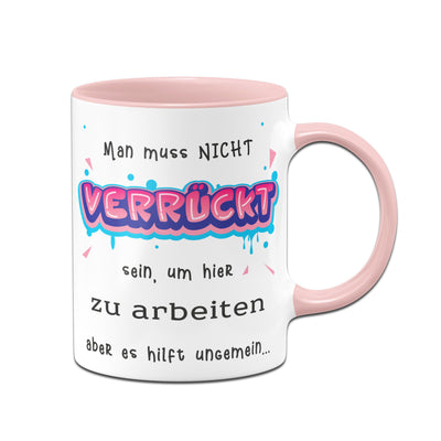 Bild: Tasse - Man muss nicht verrückt sein um hier zu arbeiten Geschenkidee