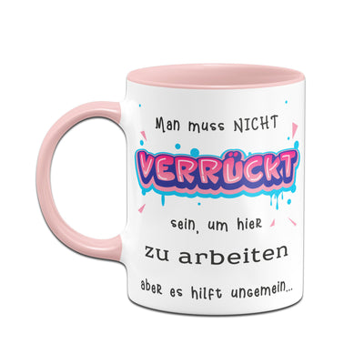 Bild: Tasse - Man muss nicht verrückt sein um hier zu arbeiten Geschenkidee