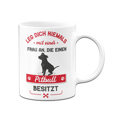 Bild: Tasse - Leg dich niemals mit einer Frau an, die einen Pitbull besitzt Geschenkidee