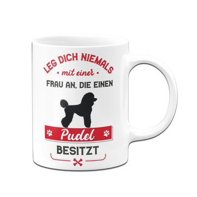 Bild: Tasse - Leg dich niemals mit einer Frau an, die einen Pudel besitzt Geschenkidee