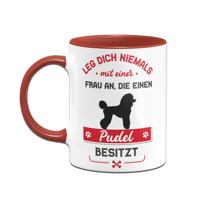 Bild: Tasse - Leg dich niemals mit einer Frau an, die einen Pudel besitzt Geschenkidee