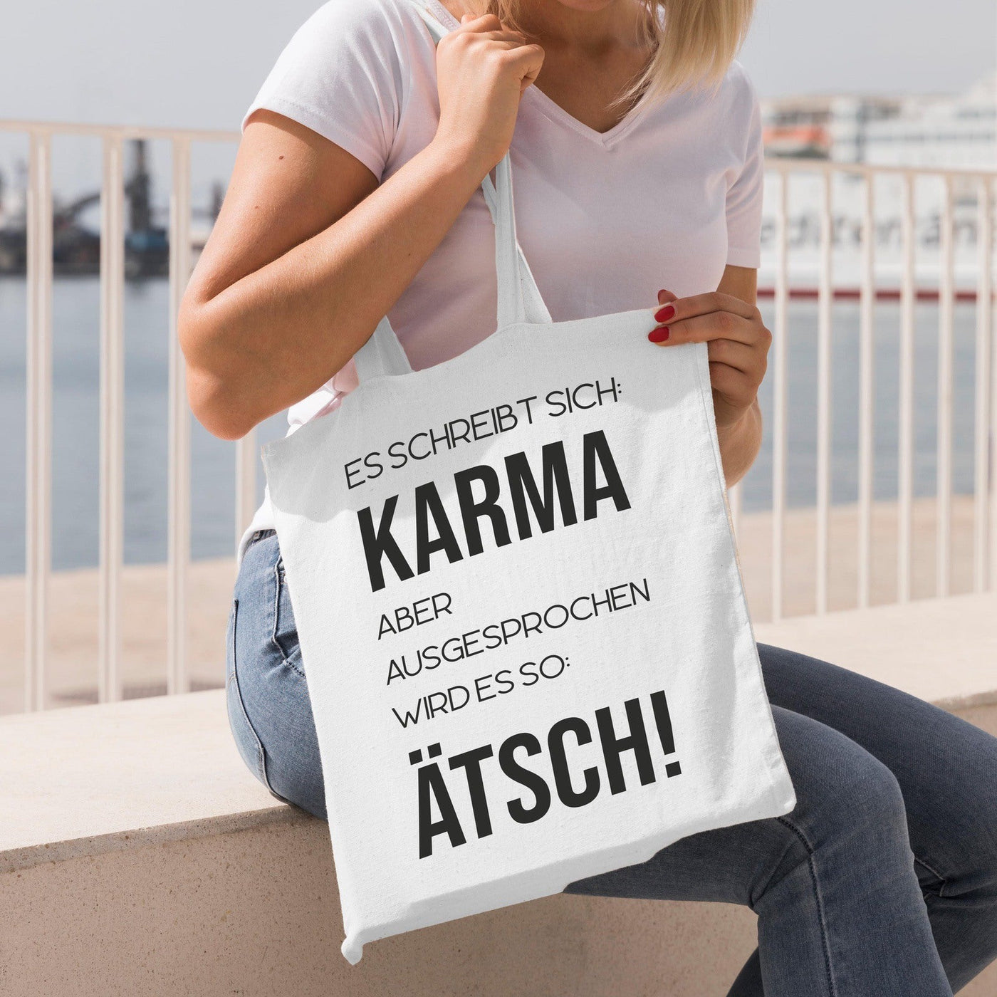 Bild: Baumwolltasche - Es schreibt sich Karma, aber ausgesprochen wird es so: Ätsch! Geschenkidee
