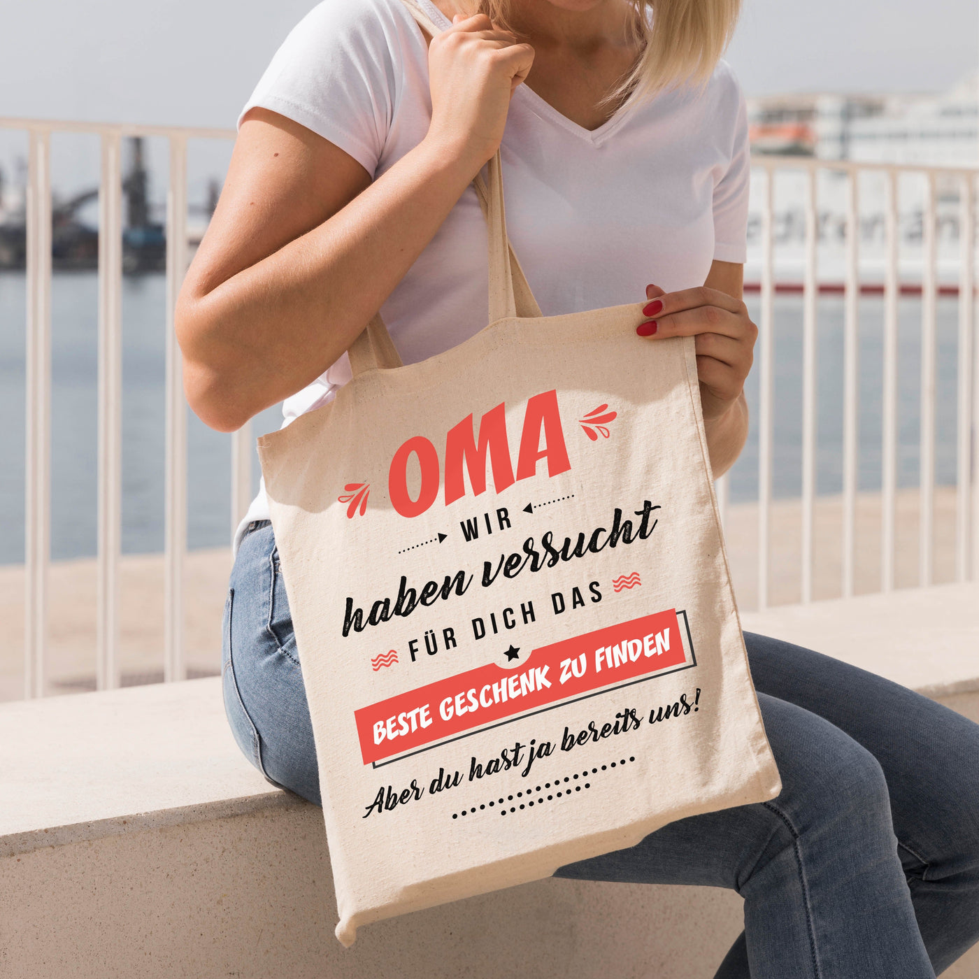 Bild: Baumwolltasche - Oma wir haben versucht für Dich das beste Geschenk zu finden. Aber Du hast ja bereits uns! Geschenkidee