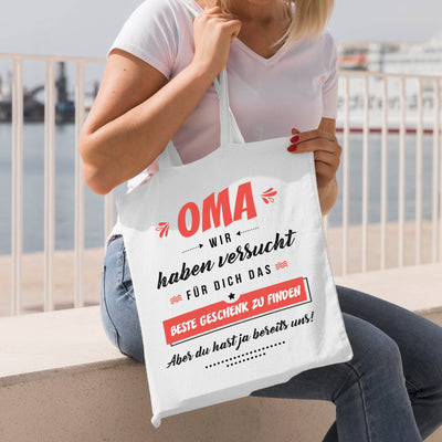 Bild: Baumwolltasche - Oma wir haben versucht für Dich das beste Geschenk zu finden. Aber Du hast ja bereits uns! Geschenkidee