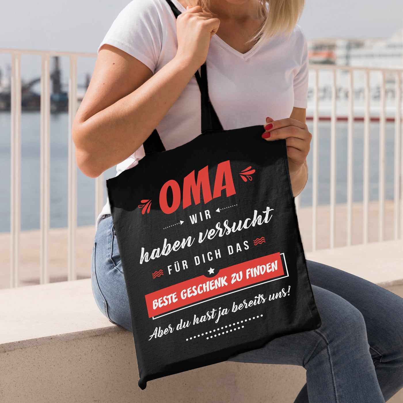 Bild: Baumwolltasche - Oma wir haben versucht für Dich das beste Geschenk zu finden. Aber Du hast ja bereits uns! Geschenkidee