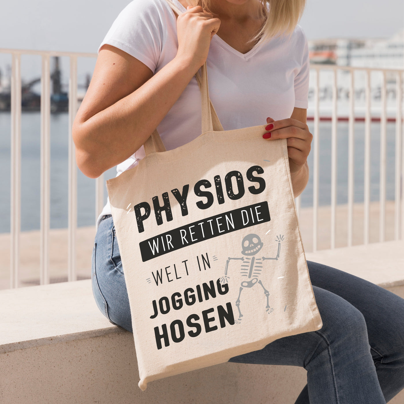 Bild: Baumwolltasche - Physios Wir retten die Welt in Jogginghosen Geschenkidee