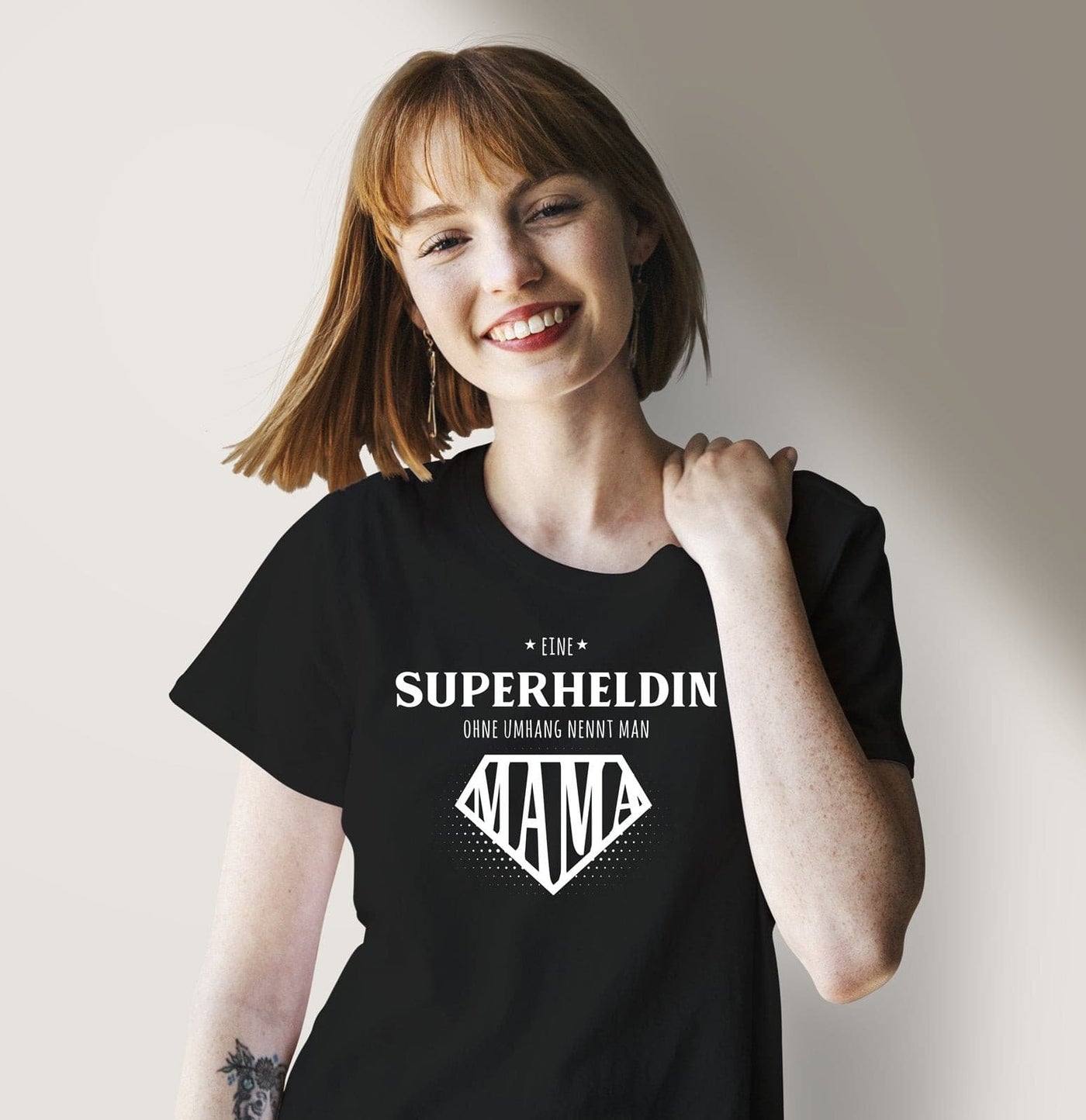 Bild: T-Shirt Damen - Eine Superheldin ohne Umhang nennt man Mama Geschenkidee