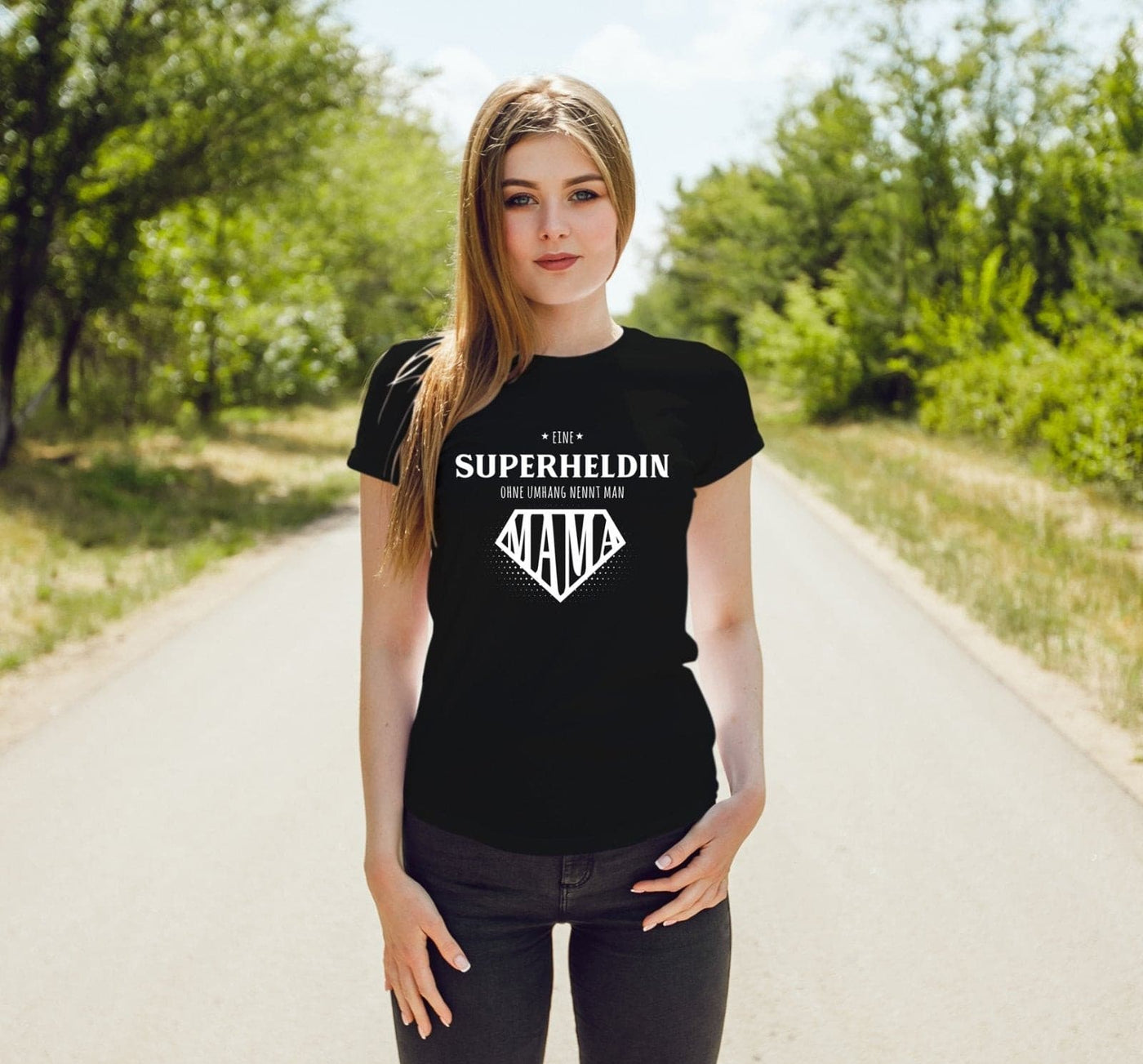 Bild: T-Shirt Damen - Eine Superheldin ohne Umhang nennt man Mama Geschenkidee