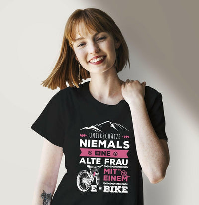 Bild: T-Shirt Damen - Unterschätze niemals eine alte Frau mit einem E-Bike Geschenkidee