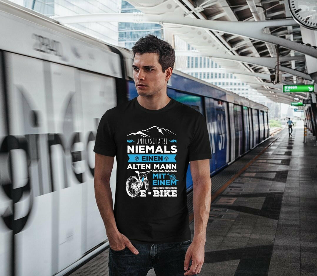 Bild: T-Shirt Herren - Unterschätze niemals einen alten Mann mit einem E-Bike Geschenkidee