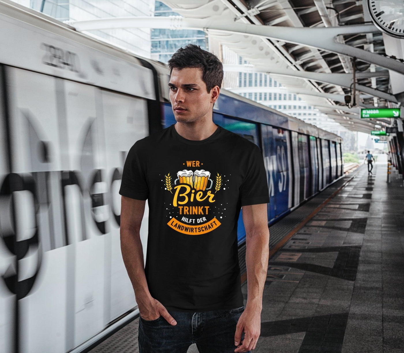 Bild: T-Shirt Herren - Wer Bier trinkt hilft der Landwirtschaft Geschenkidee