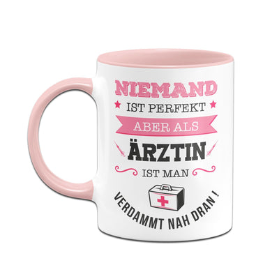 Bild: Tasse - Niemand ist perfekt aber als Ärztin ist man verdammt nah dran! Geschenkidee