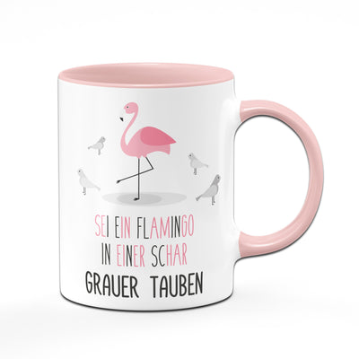 Bild: Tasse - Flamingo in einer Schar grauer Tauben Geschenkidee
